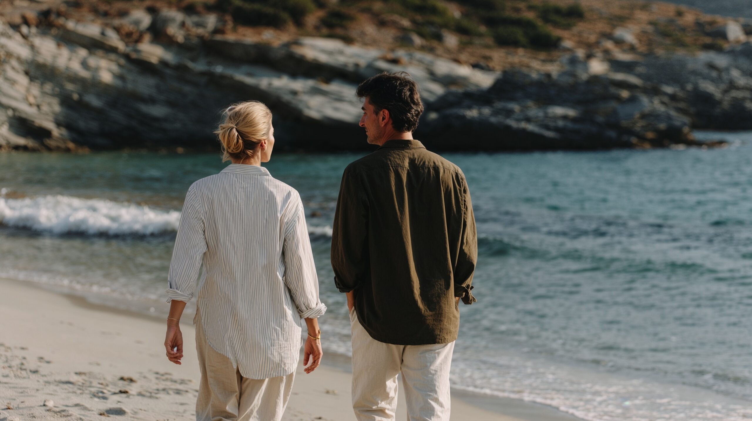 Wealth planning: imagem mostra um casal andando pela praia.